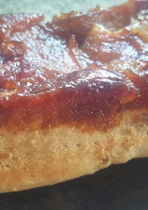 Una foto de Budín de manzana invertido