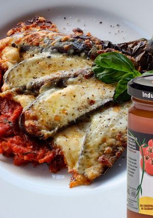 Una foto de Berenjenas con jamón serrano y salsa de tomate IBSA