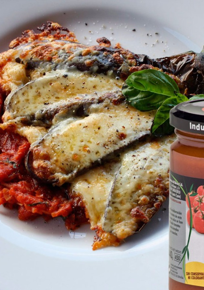 Una foto de Berenjenas con jamón serrano y salsa de tomate IBSA