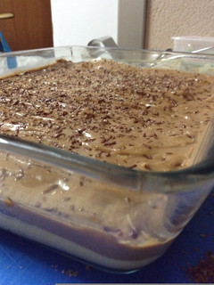 Una foto de Tarta de bizcocho con flanes rápido