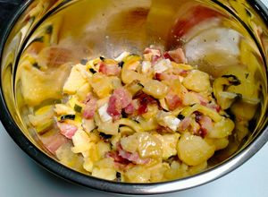 Une photo de Salade de pomme de terre rôties, lard, courgettes et brie
