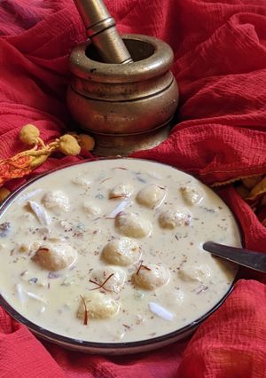 अंगुरी रसमलाई (angoori rasmalai recipe in marathi) रेसिपी चे मुख्य फोटो 