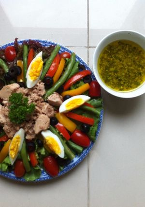 Hình của món Nicoise salad-Xà lách cá ngừ.