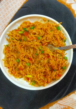 વેજી મેગી રાઈસ (Veggie Maggi Rice Recipe In Gujarati) રેસીપી મુખ્ય ફોટો