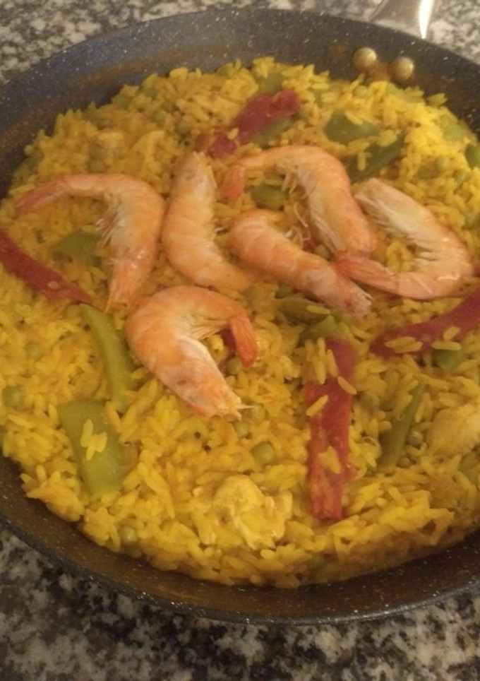 Una foto de Arroz tipo"paella" con quinoa y sal del himalaya