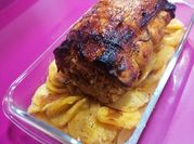 Una foto de lomo relleno con ciruelas