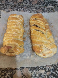 Una foto de Trenza de hojaldre con crema de almendra, peras y chocolate