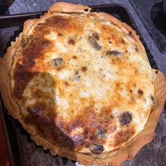 A picture of Mushroom and cottage cheese quiche.