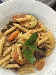 Una foto de Pasta con pollo al olivo