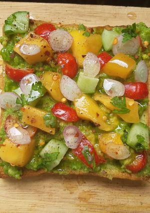 รูปของ ขนมปังปิ้งมะม่วงกัวคาโมเล ง่าย ได้สีสัน Mango Guacamole Toast