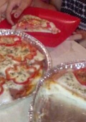 Una foto de Pizza casera con jamón y morrones