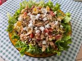Salade de pâtes au saumon, tomates, oignon rouge et feta