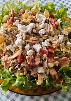 Une photo de Salade de pâtes au saumon, tomates, oignon rouge et feta