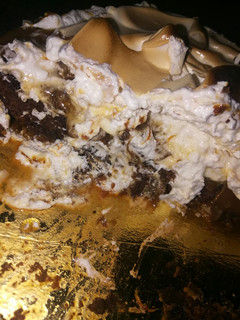 Una foto de Brownie con dulce de Leche y merengue