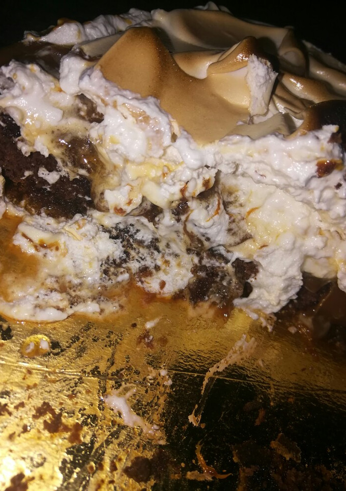 Una foto de Brownie con dulce de Leche y merengue
