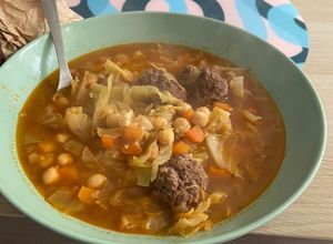 Una foto de Pilotes!!! O sopa de repollo con albóndigas