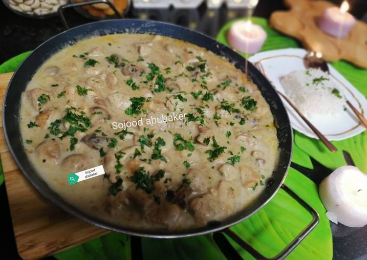 ستروجانوف الدجاج بالكريمه والفطر