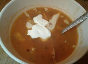 Una foto de Sopa de tortilla y crema agria