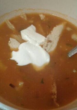 Una foto de Sopa de tortilla y crema agria