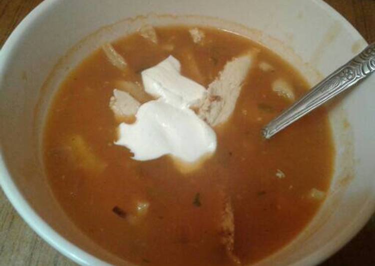 Sopa de tortilla y crema agria