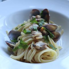 A picture of Spaghetti with clams                      (Spaghetti alle vongole).