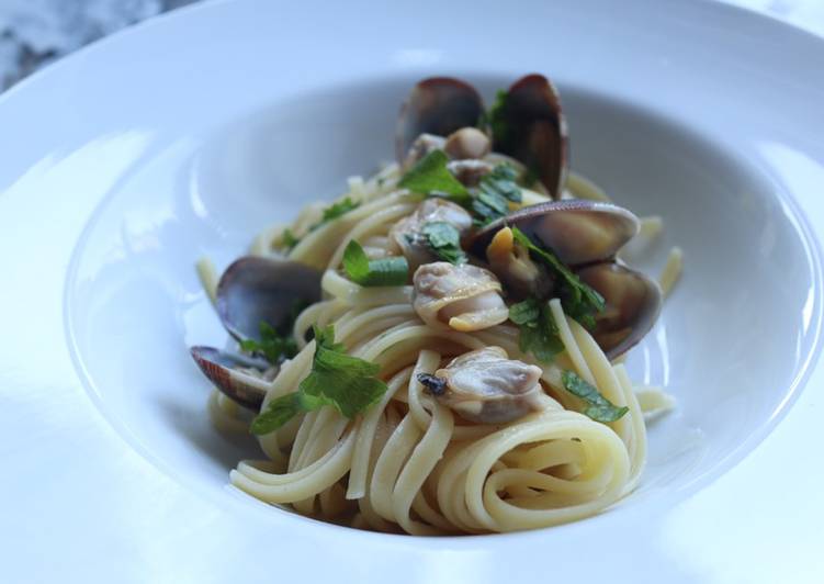 Recipe of Appetizing Spaghetti with clams                      (Spaghetti alle vongole)