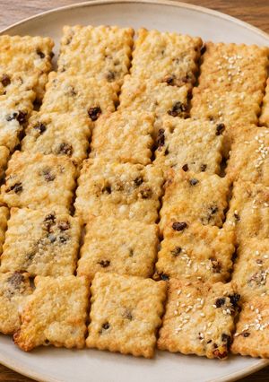 Aszalt paradicsomos-kakukkfüves keksz recept fotója