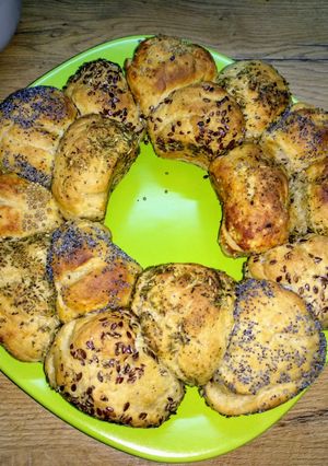 Színes-ízes kenyérkoszorú recept fotója
