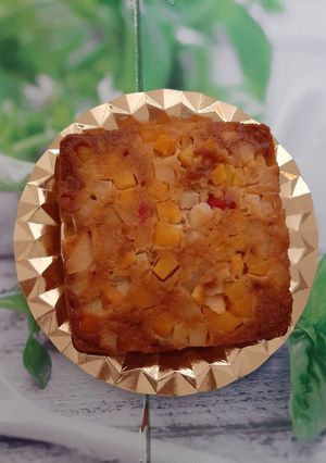 Una foto de Bizcocho de yogur con macedonia de frutas