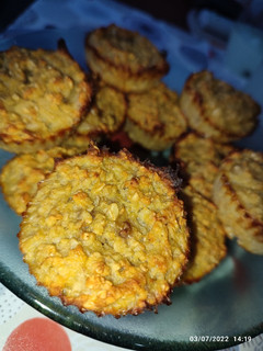 Una foto de Muffins de banana y pera, sin harina!🤍