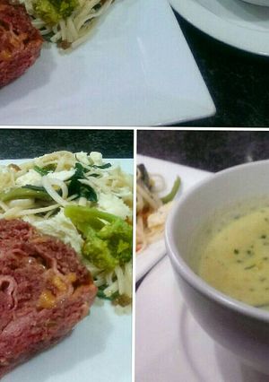 Una foto de Linguinis con vegetales y pastel de carne, crema de espinaca