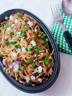 વેજ હક્કા નુડલ્સ (Veg Hakka Noodles Recipe In Gujarati) રેસીપી મુખ્ય ફોટો