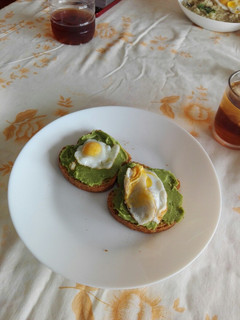 Una foto de Tosta integral de guacamole con huevo de codorniz 🍳