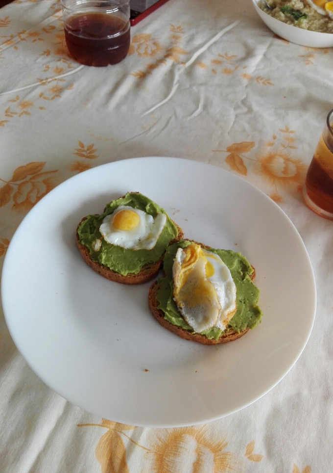 Una foto de Tosta integral de guacamole con huevo de codorniz 🍳