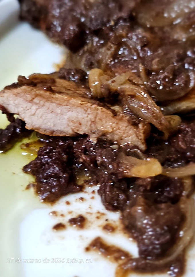 Una foto de Solomillo de cerdo con salsa de cebolla y morcilla picante