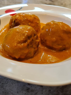 Una foto de Albóndigas de pavo en salsa de pimientos verdes y rojos