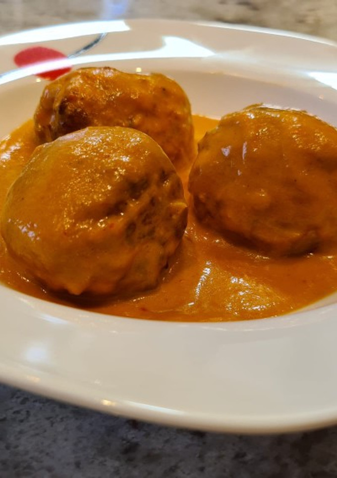 Una foto de Albóndigas de pavo en salsa de pimientos verdes y rojos