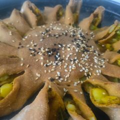 A picture of Sunflower shaped bada pav.