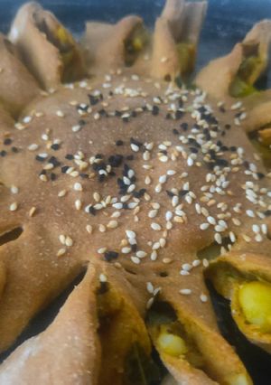 A picture of Sunflower shaped bada pav.