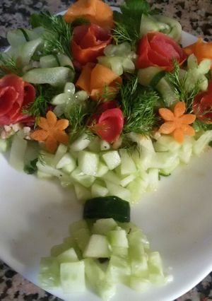 Une photo de Salade des legumes au bouquet des fleurs