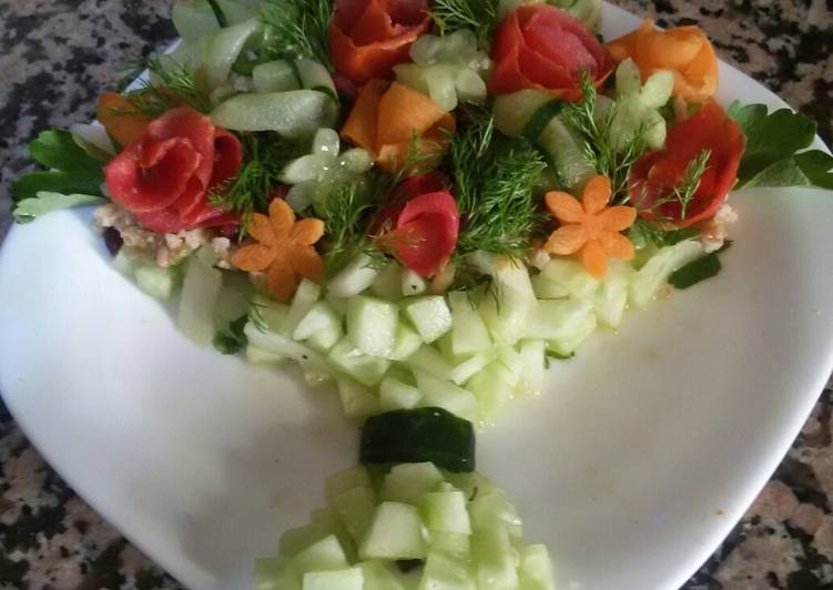 Salade des legumes au bouquet des fleurs