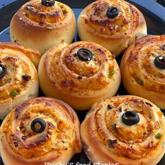A picture of Pizza Wheel Buns.