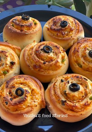 A picture of Pizza Wheel Buns.
