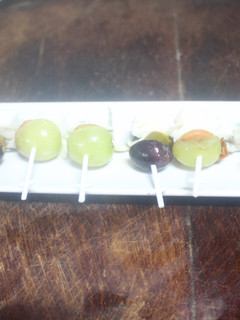 Una foto de Banderillas de uvas, boquerones y jalapeños