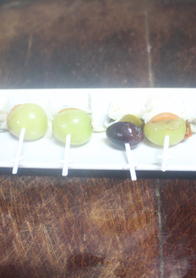Una foto de Banderillas de uvas, boquerones y jalapeños