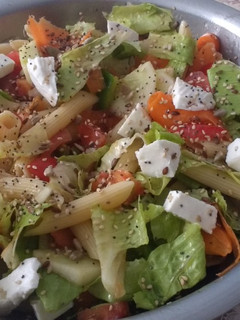 Una foto de Ensalada de pasta con queso fresco y semillas