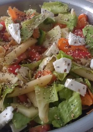 Una foto de Ensalada de pasta con queso fresco y semillas