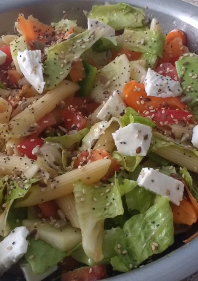 Una foto de Ensalada de pasta con queso fresco y semillas