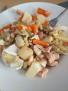 Una foto de Ensalada de patata, berenjena y judías blancas
