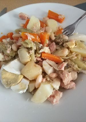 Una foto de Ensalada de patata, berenjena y judías blancas